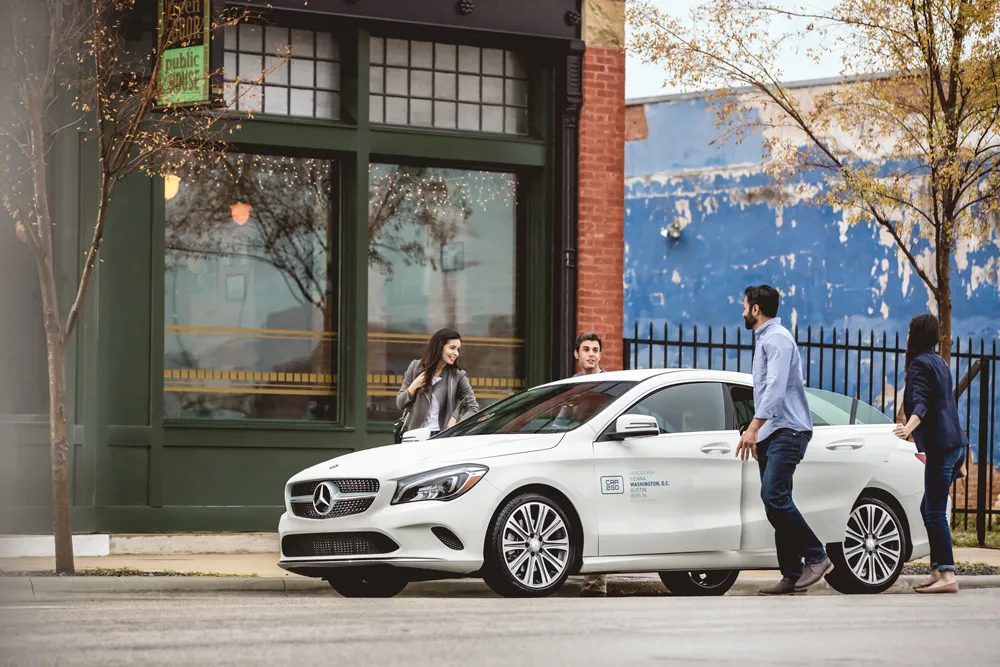 CLA car2go dans la rue.