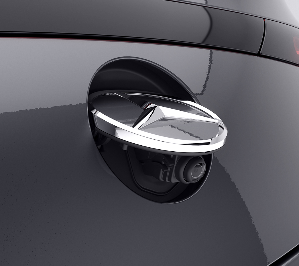 La caméra de recul de série est dissimulée derrière l’étoile, ce qui aide à la garder propre jusqu’à ce que vous en ayez besoin. Un système de caméras à 360 degrés en option peut offrir une vue aérienne virtuelle.