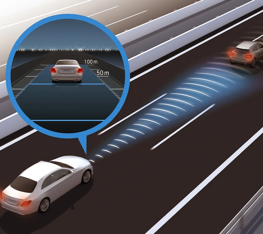 En option, DISTRONIC peut adapter votre vitesse de croisière au trafic discontinu, aux limites de vitesse affichées et même à un virage à venir sur votre itinéraire de navigation. La fonction de changement de voie automatique peut encore plus faciliter vos déplacements.