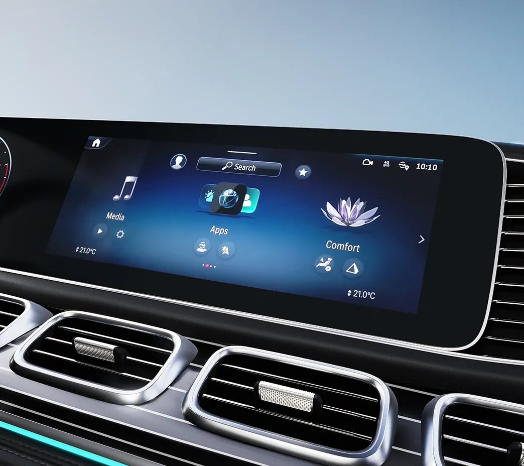 MBUX (l’Expérience utilisateur Mercedes-Benz) comprend un assistant vocal virtuel multilingue faisant appel à l’IA. Ce système peut apprendre et être mis à jour au fil du temps, par liaison radio.