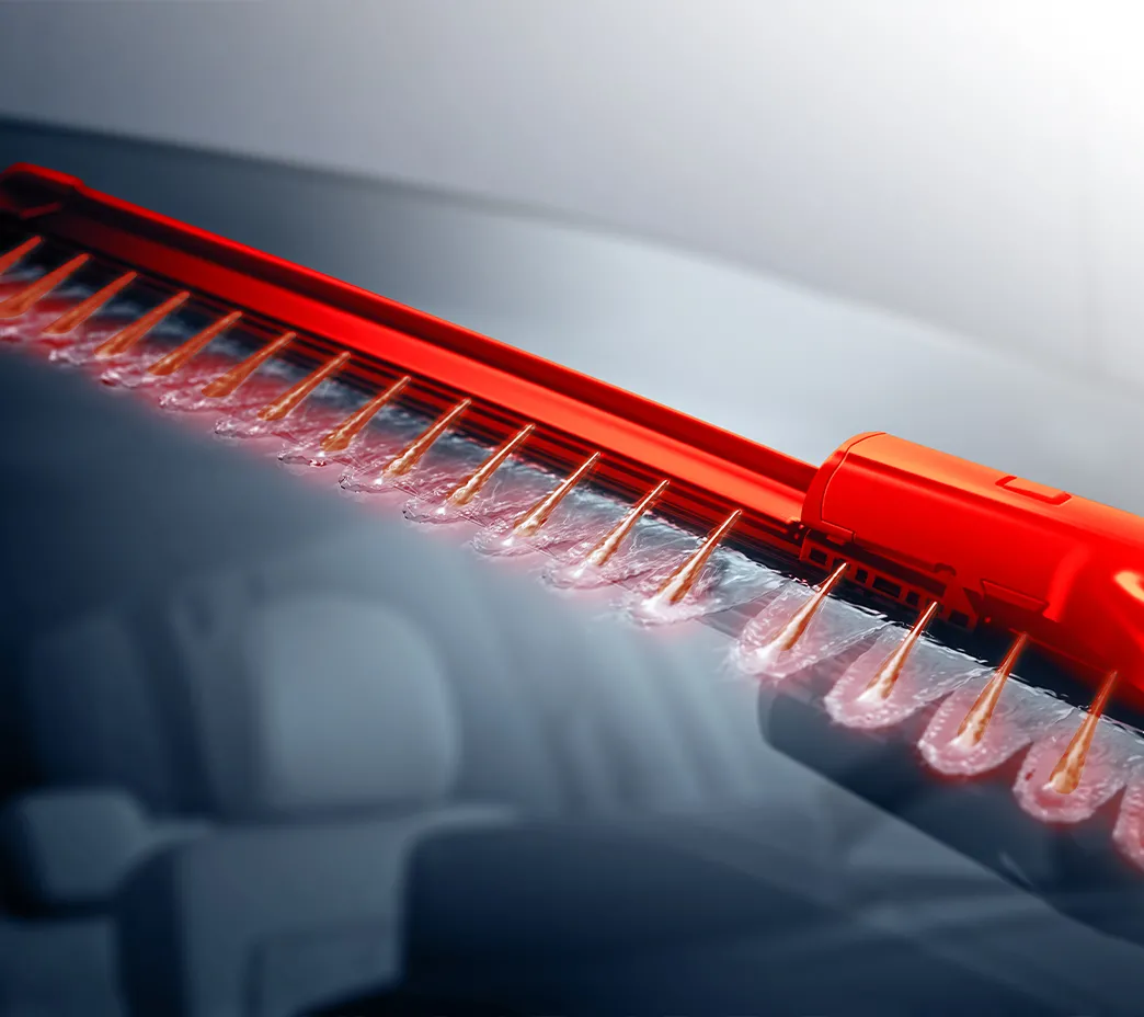Des trous découpés au laser le long de chaque balai d’essuie-glace permettent de pulvériser du liquide lave-glace directement devant les essuie-glaces en mouvement pour nettoyer le pare-brise sans gêner votre vision. Le liquide lave-glace et même les balais d’essuie-glaces sont chauffés.
