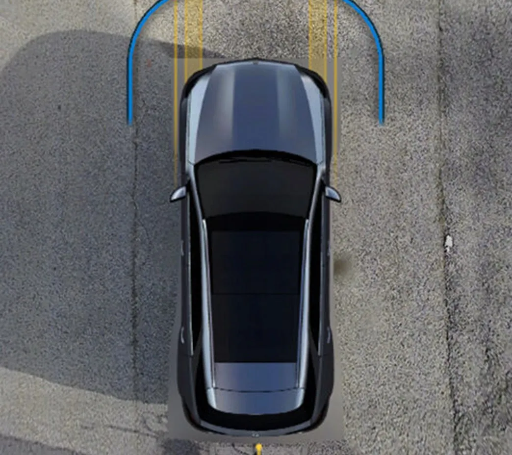Une technologie de caméra à 360 degrés de série peut faciliter le stationnement, les manœuvres en marche arrière et même la conduite hors route, par exemple grâce à une vue aérienne virtuelle de votre environnement immédiat ou à un ingénieux affichage « capot transparent »